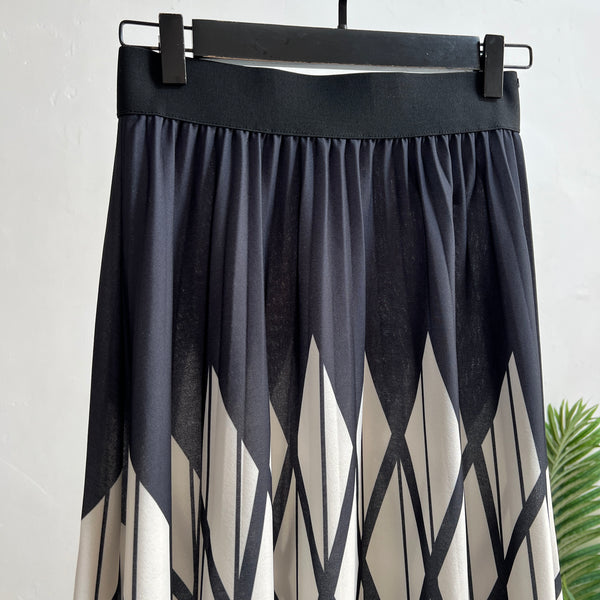 240236 - Pleated Skirt (📣 New Item 📣)